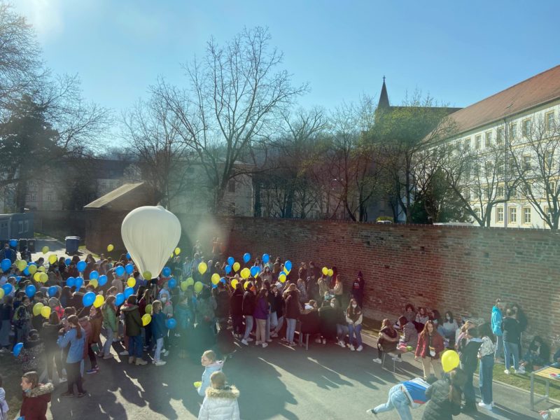 Wetterballon auflassen Schulhof